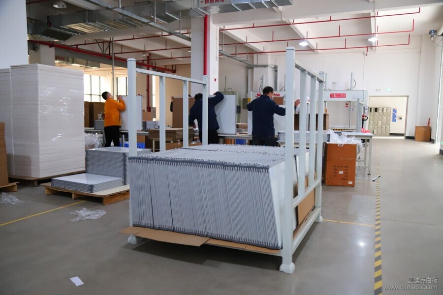 磁性白板生產(chǎn)車間一角 磁性白板生產(chǎn)車間一角